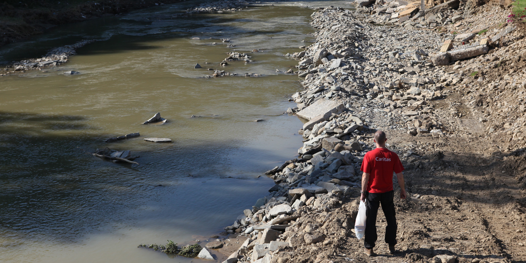Fotografija poplava u Valjevu sa operaterom Caritasa Valjevo